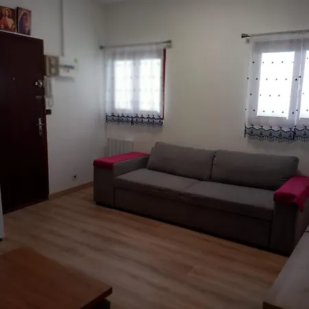 12 Mins Walk To Sanctuary Apartment *