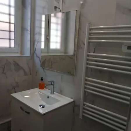 12 Mins Walk To Sanctuary Apartment