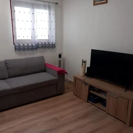 12 Mins Walk To Sanctuary Apartment *
